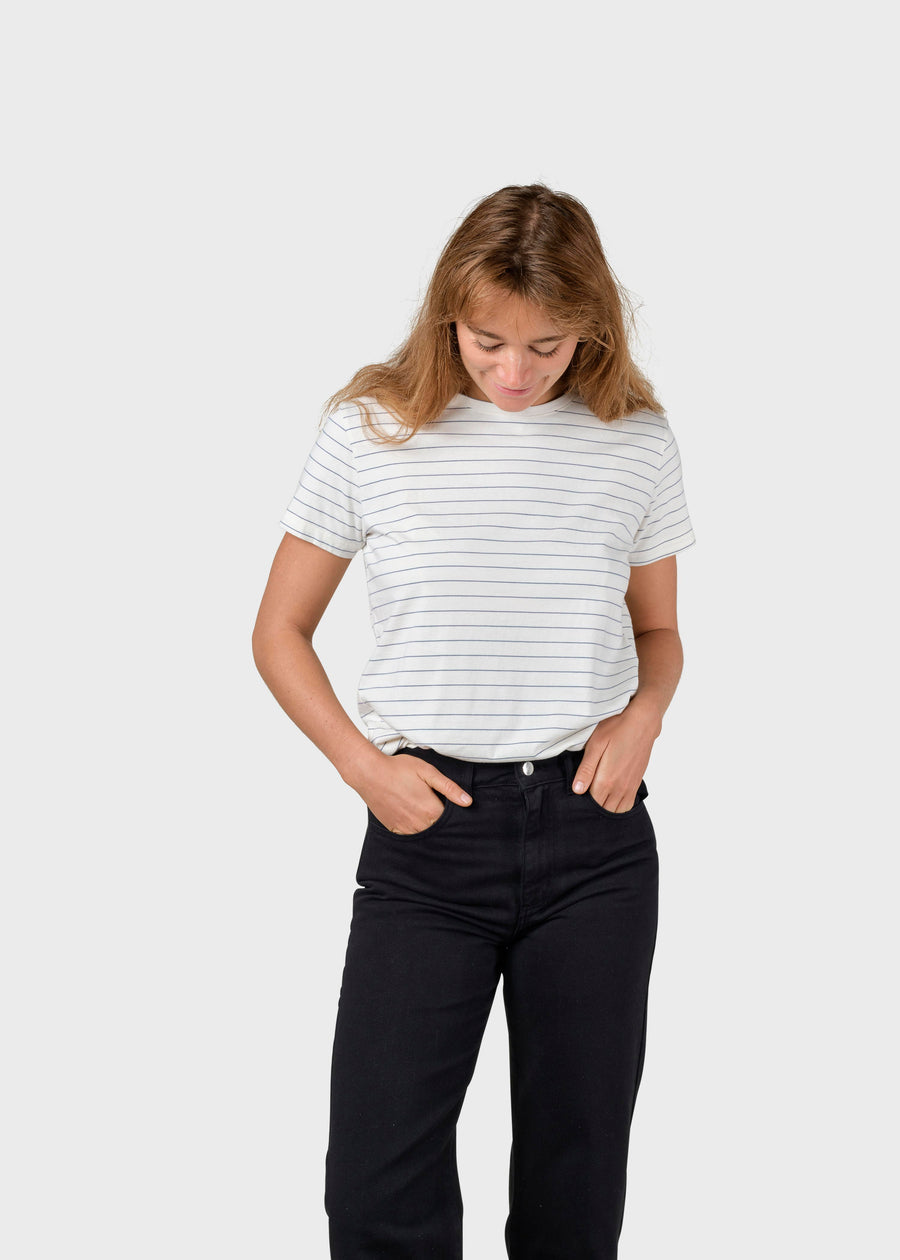 Trine" ist ein T-Shirt mit schmalen Matrosenstreifen und Rundhalsausschnitt aus Bio-Baumwolle